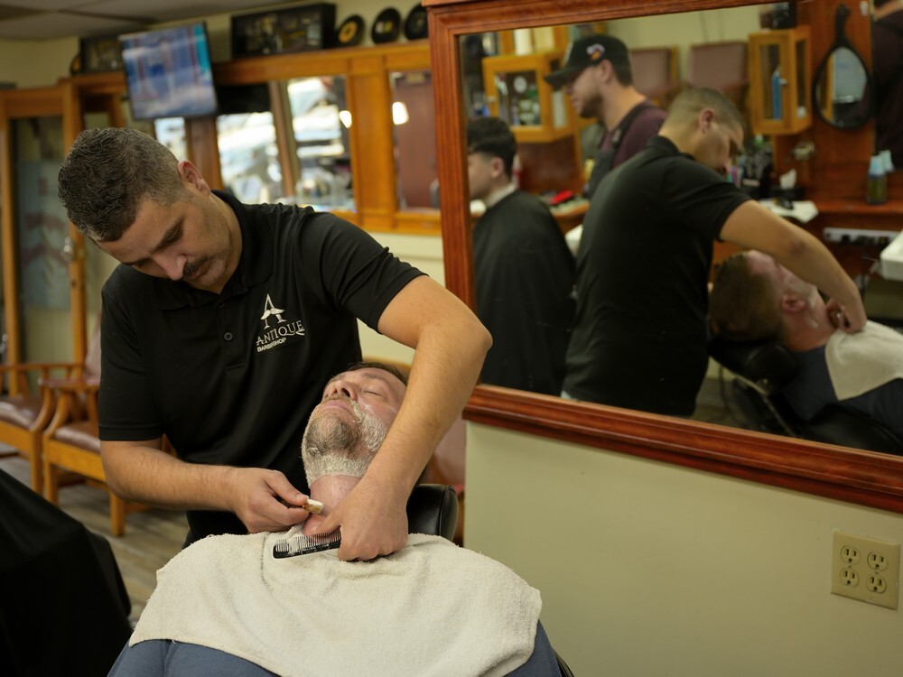 Barber#Portland Barber # PDX barber#Antique Barbershop #edge#fade#line up#Shave#black hair#Portland Barbershop# PDX barbershop#designe